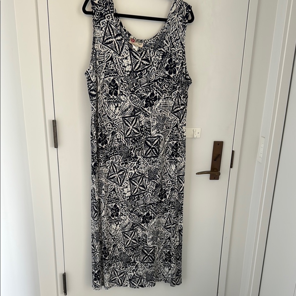 Hilo Hattie Dark Navy and White Sleeveless Scoop Neck Sheath Maxi Dress